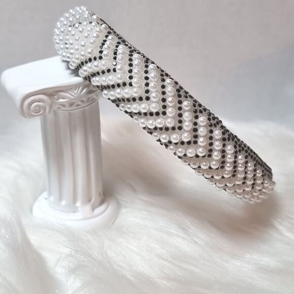 New PEARL BLACK N WHITE BAROQUE HEADBAND padded geometric chevron - Picture 1 of 7